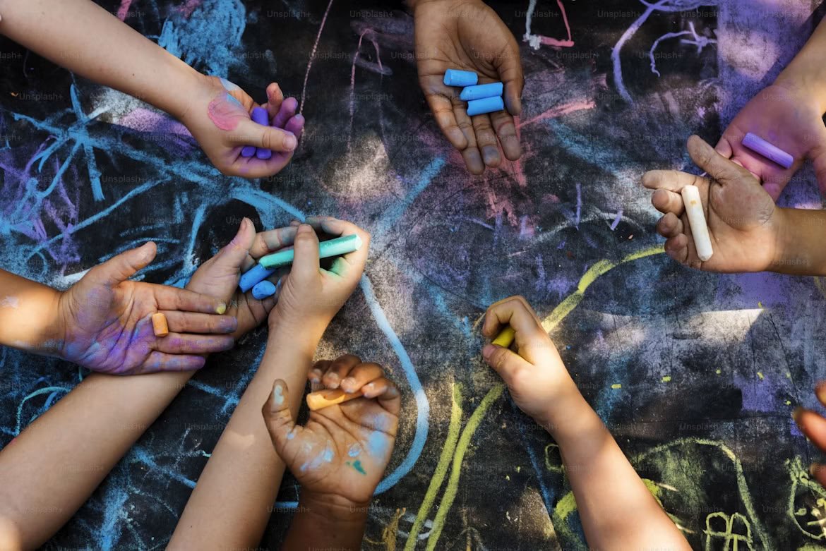 Niños participando en una actividad creativa y artística durante una actividad extraescolar en Madrid