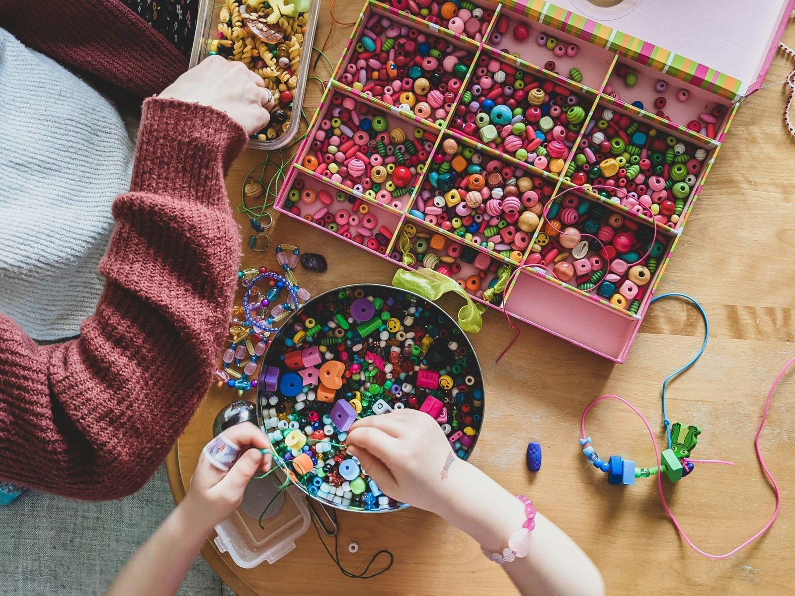 Niños participando en actividades creativas durante un campamento urbano