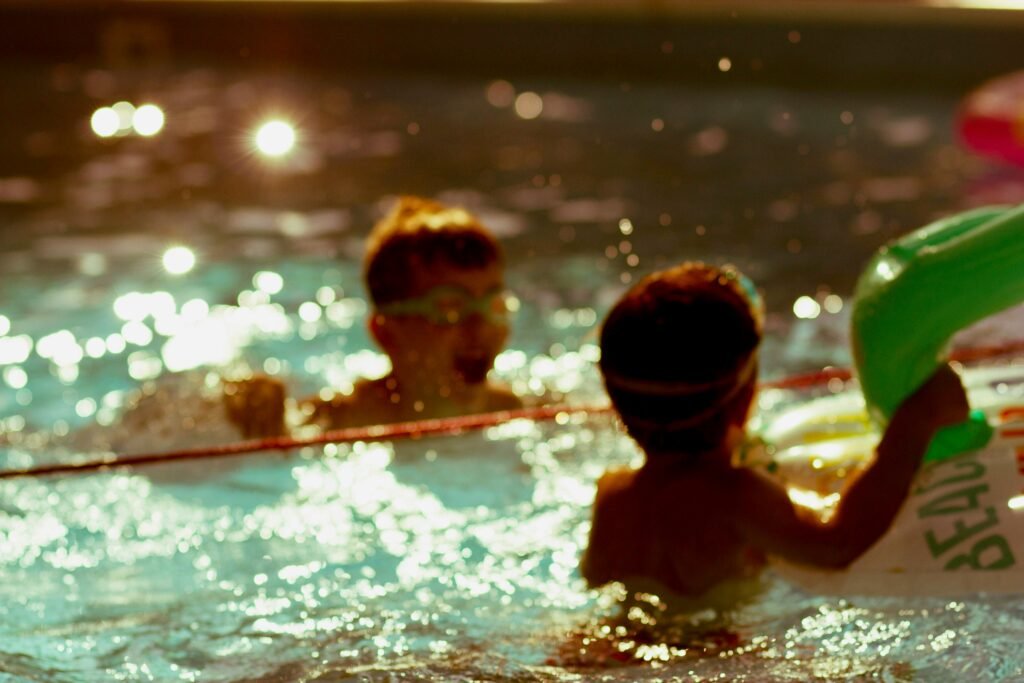 Niños disfrutando de una actividad de piscina y matronatación en Malucalú